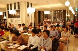 満席の会場。参加者の関心の高さがうかがえる。 満席の会場。参加者の関心の高さがうかがえる。