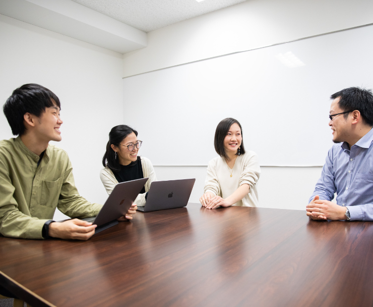 プロジェクトメンバーの集合・対話写真：環貫、和田、佐藤、山崎