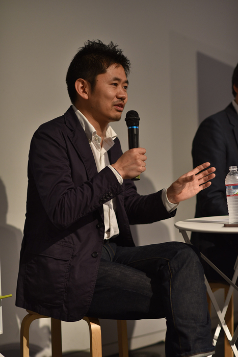 DSC_3567_700 写真:トークセッションの様子(長谷川敦士 その1)