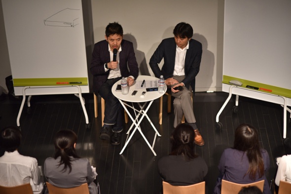 DSC_3577_700 写真:トークセッションの様子(長谷川敦士と宮嵜泰成 その1)