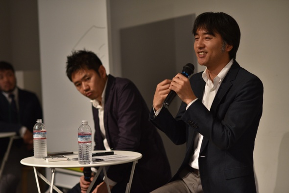 DSC_3583_700 写真:トークセッションの様子(長谷川敦士と宮嵜泰成 その3)
