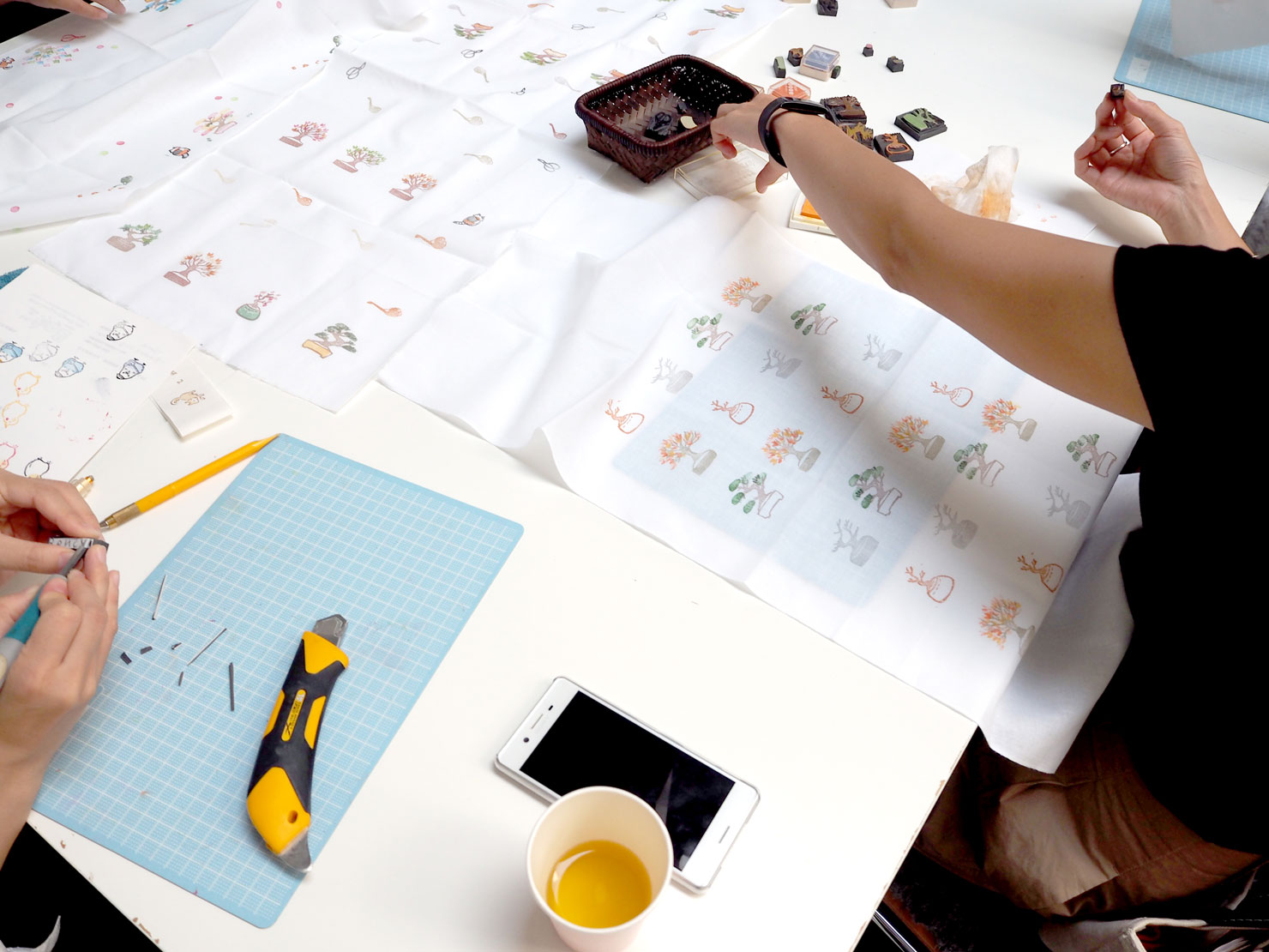 写真:スタンプ手ぬぐいワークショップの様子(その2)