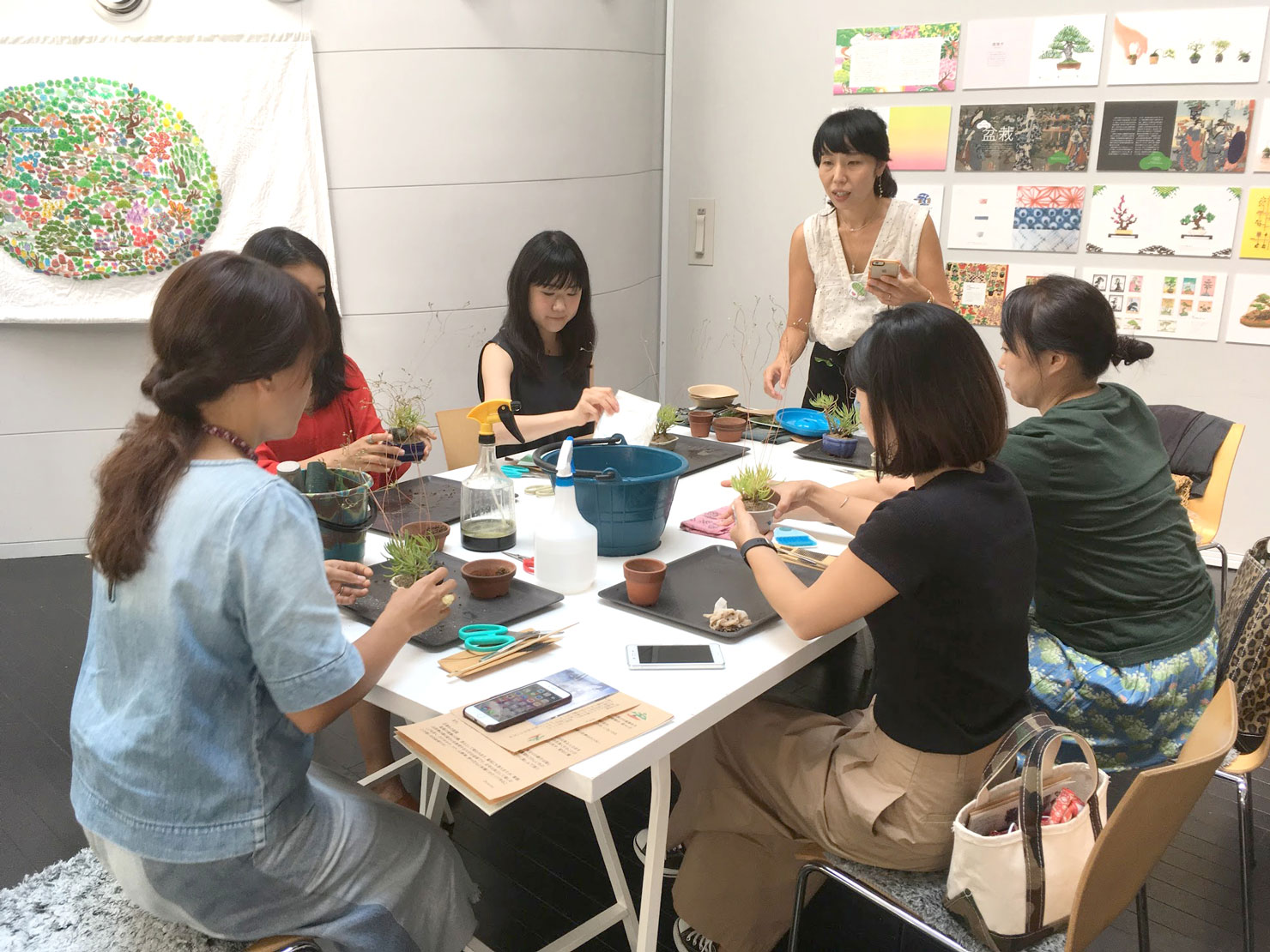 写真:盆栽家の葉住直美さんとの豆盆栽ワークショップの様子