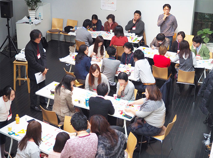 写真2:30名近くが参加したワークショップ会場amuの全景