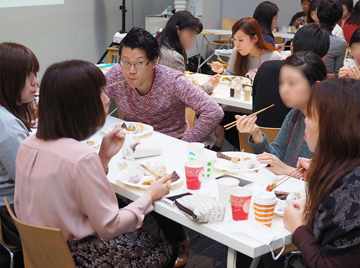 写真4:グループごとに試食しながら意見を交換