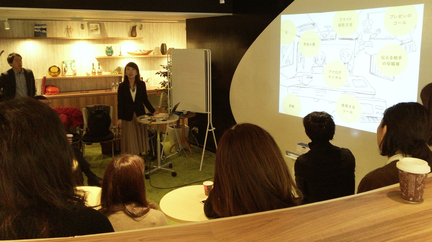 写真：スクリーンを使って講義する弊社のクリエイティブディレクター筒井美希