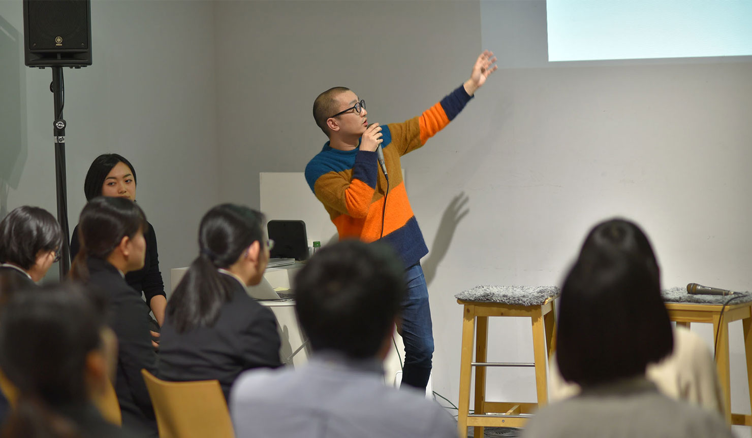 写真：会場で話す UX・UIデザイナーでアートディレクターの黒坂晋
