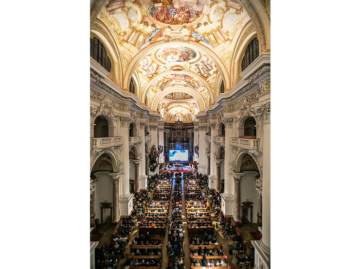 写真:フェスティバル会場のひとつである、教会に参加者が集まっている様子