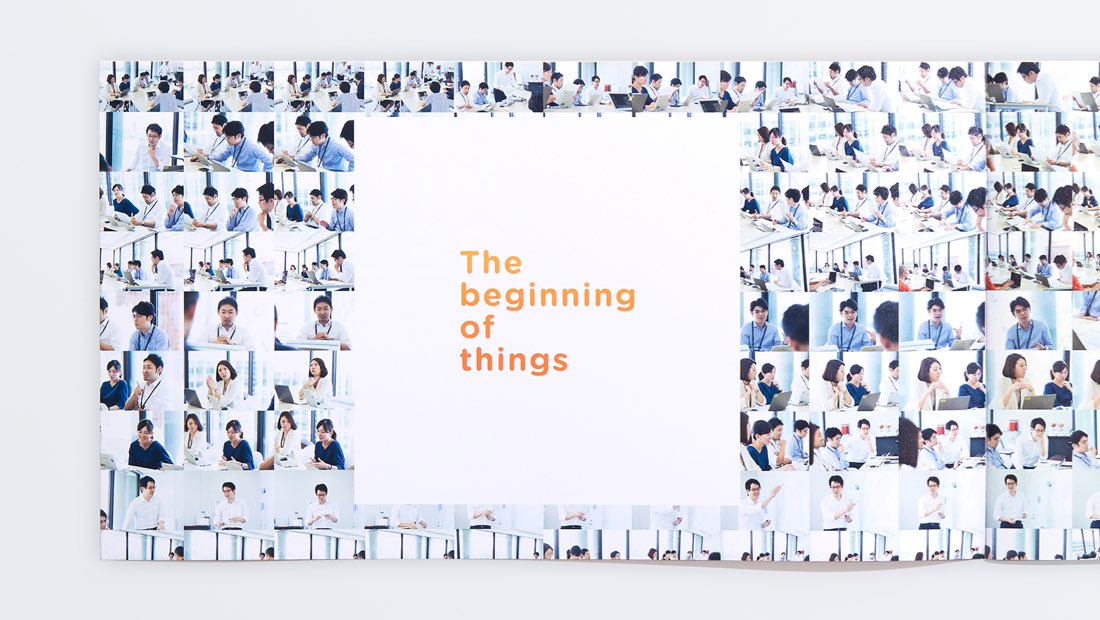 広報誌の写真（7枚中1枚目）：三井物産社員の写真が多数と、「the beginning of things」というコピーが掲載されている。