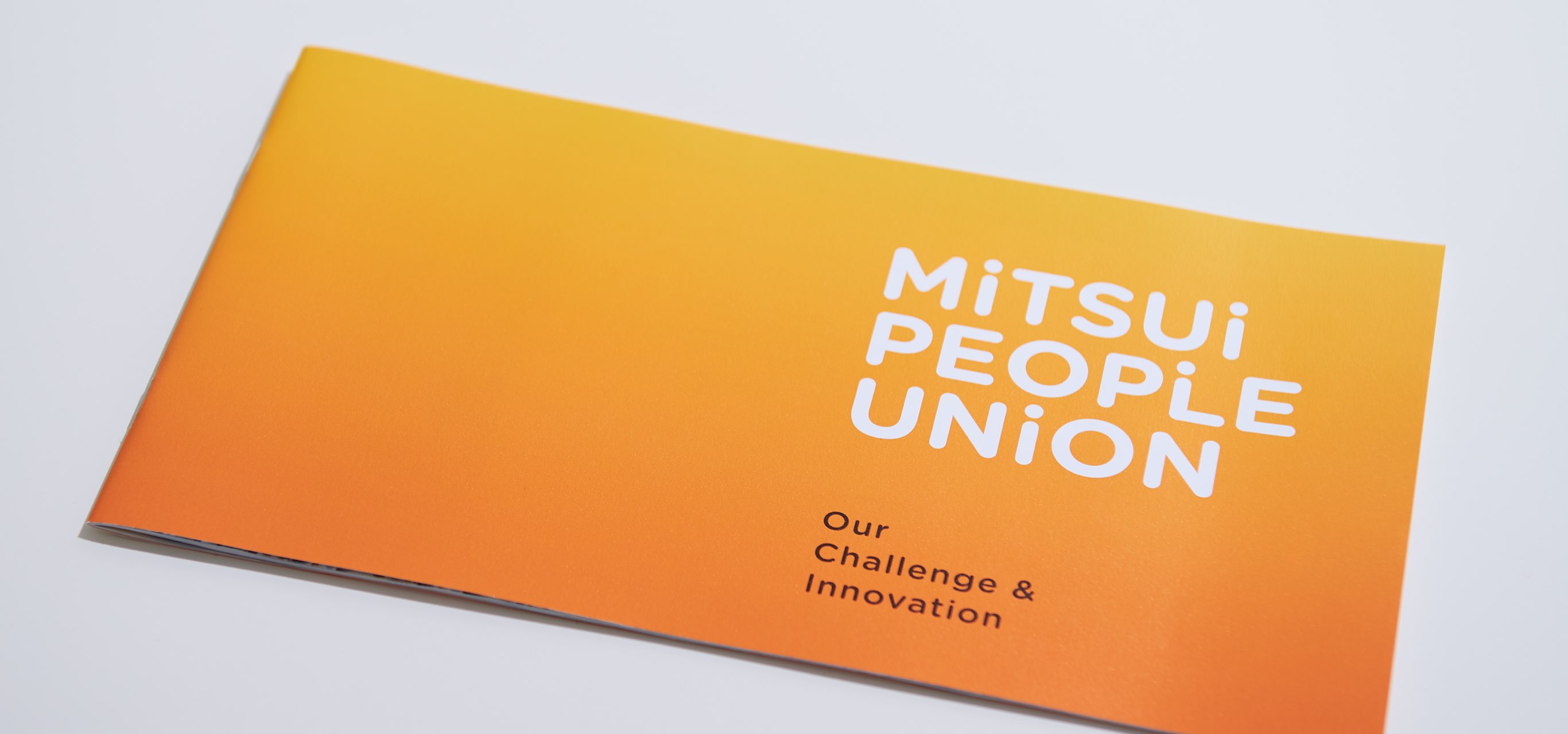 写真：労働組合の広報誌。表紙に「MITSUI PEOPLE UNION」「Our Challenge & Innovation」という文字が掲載されている。