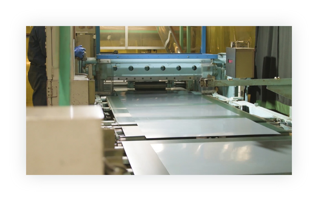 制作した動画のキャプチャ（8枚中4枚目）：富安の工場の様子。生産ラインに一部分が映されている。
