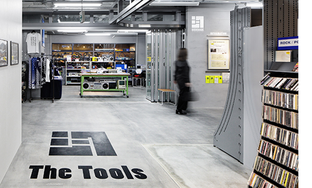 画像2：店内の様子。統一感のあるタイプフェイスを使用し床に記される「The Tools」のエリアサイン