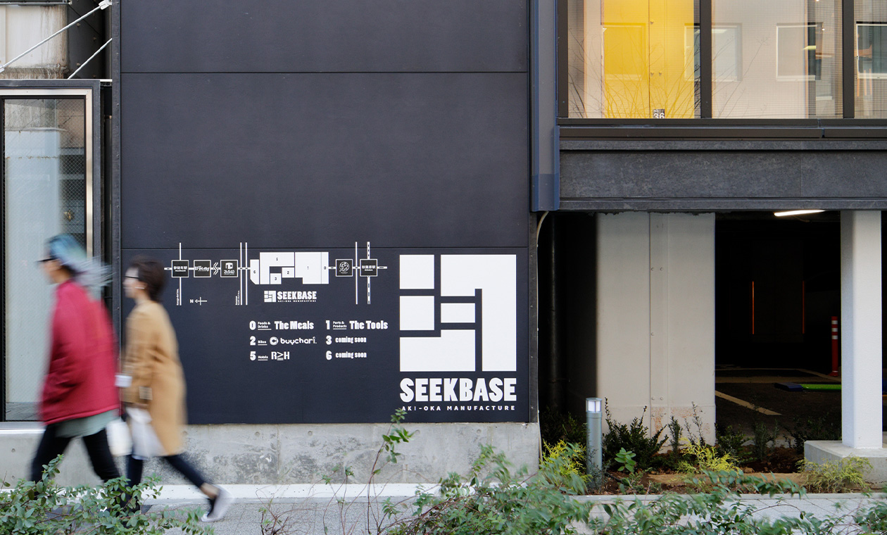 画像7：「SEEKBASE」の外観。「SEEKBASE」全体の案内板。
