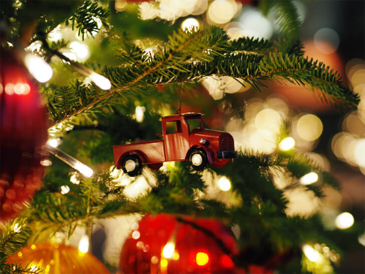 写真：作例「クリスマスツリーに飾られたトラックのオーナメント」