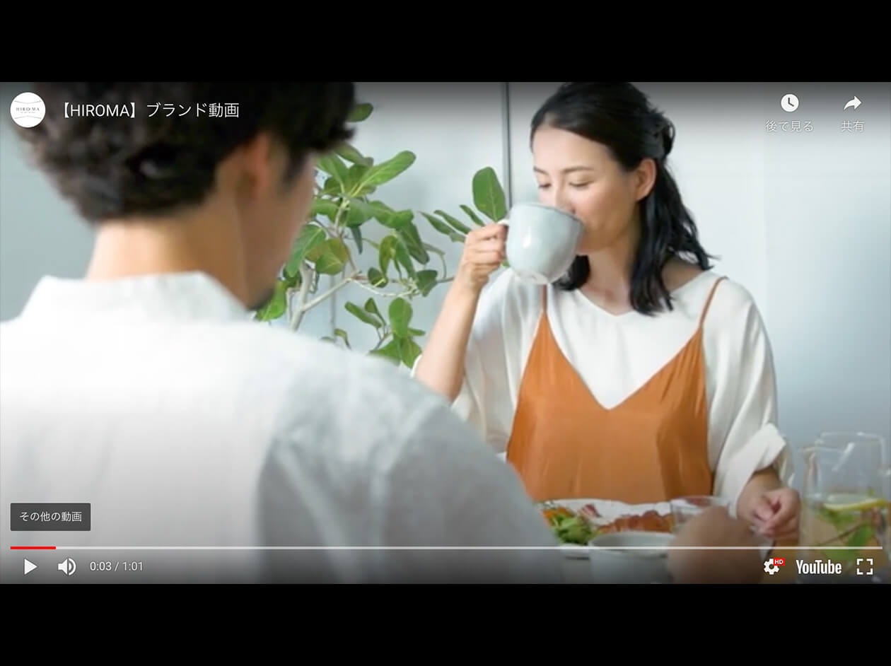 動画キャプチャ（4枚中1枚目）：夫婦がゆったり朝食をとっている様子。