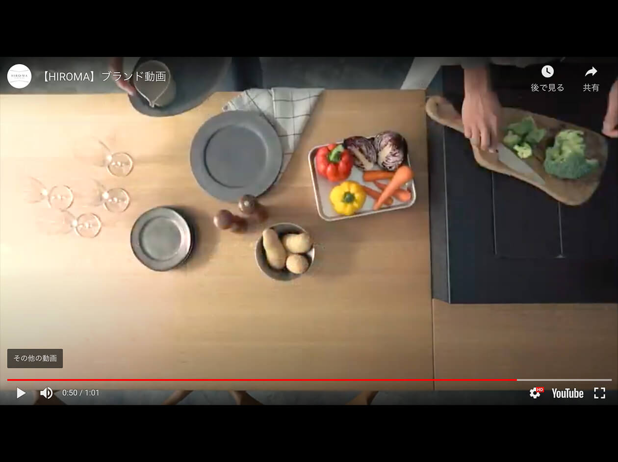 動画キャプチャ（4枚中3枚目）：夫婦が夕食を作っている様子を真俯瞰のアングルで撮影したカット。