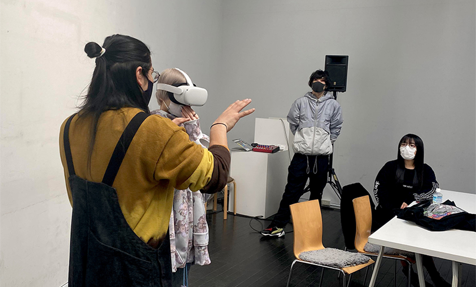 7枚中1枚目：VRヘッドセットでテスト視聴する様子