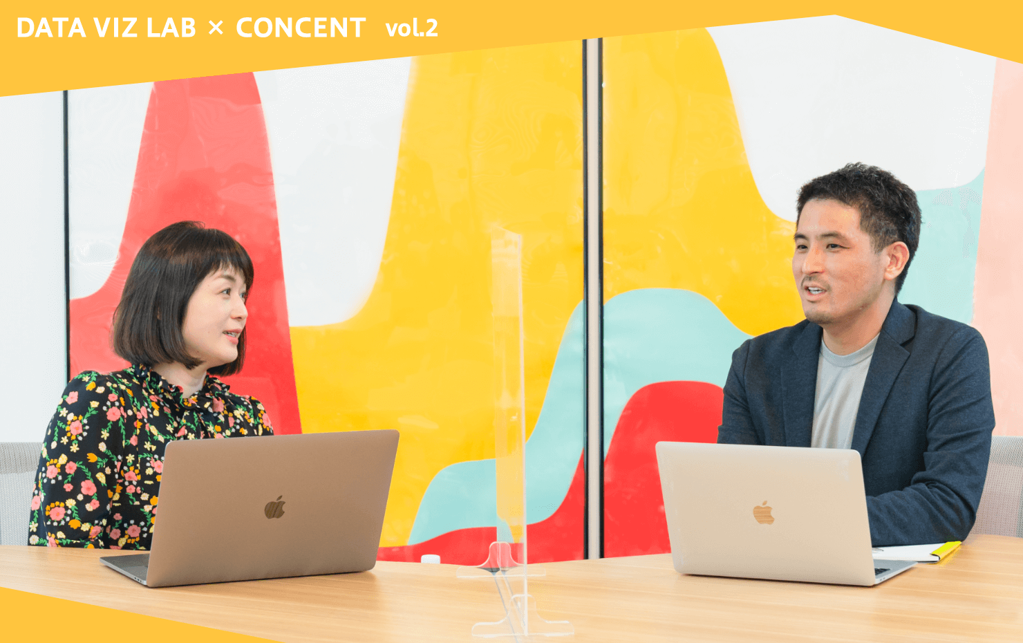 データビズラボのオフィス内、永田氏と大崎が並んで座っている。画像にかかるテキストには、DATA VIZ LAB×CONCENT vol.2とある。
