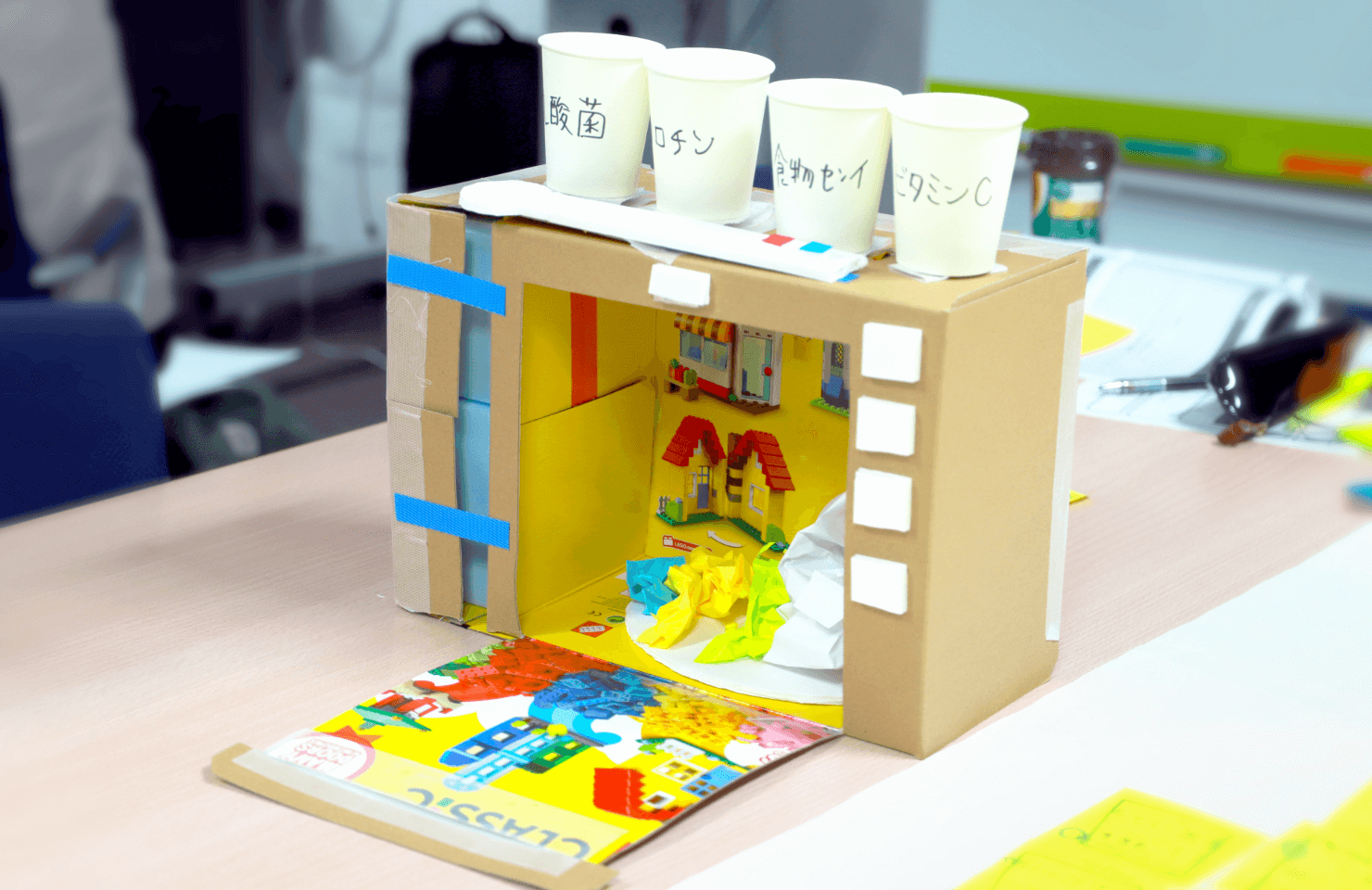写真:紙コップやダンボールなどで制作されたダーティープロトタイプ。