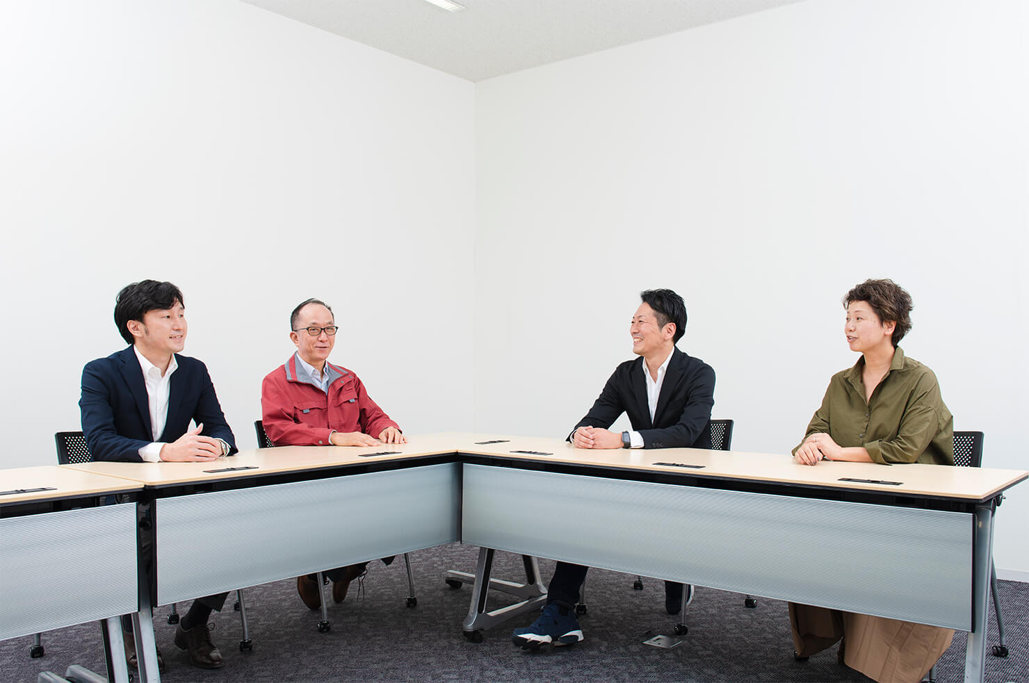 写真：アズビルの永田様、千崎様とコンセントメンバーが談笑している様子