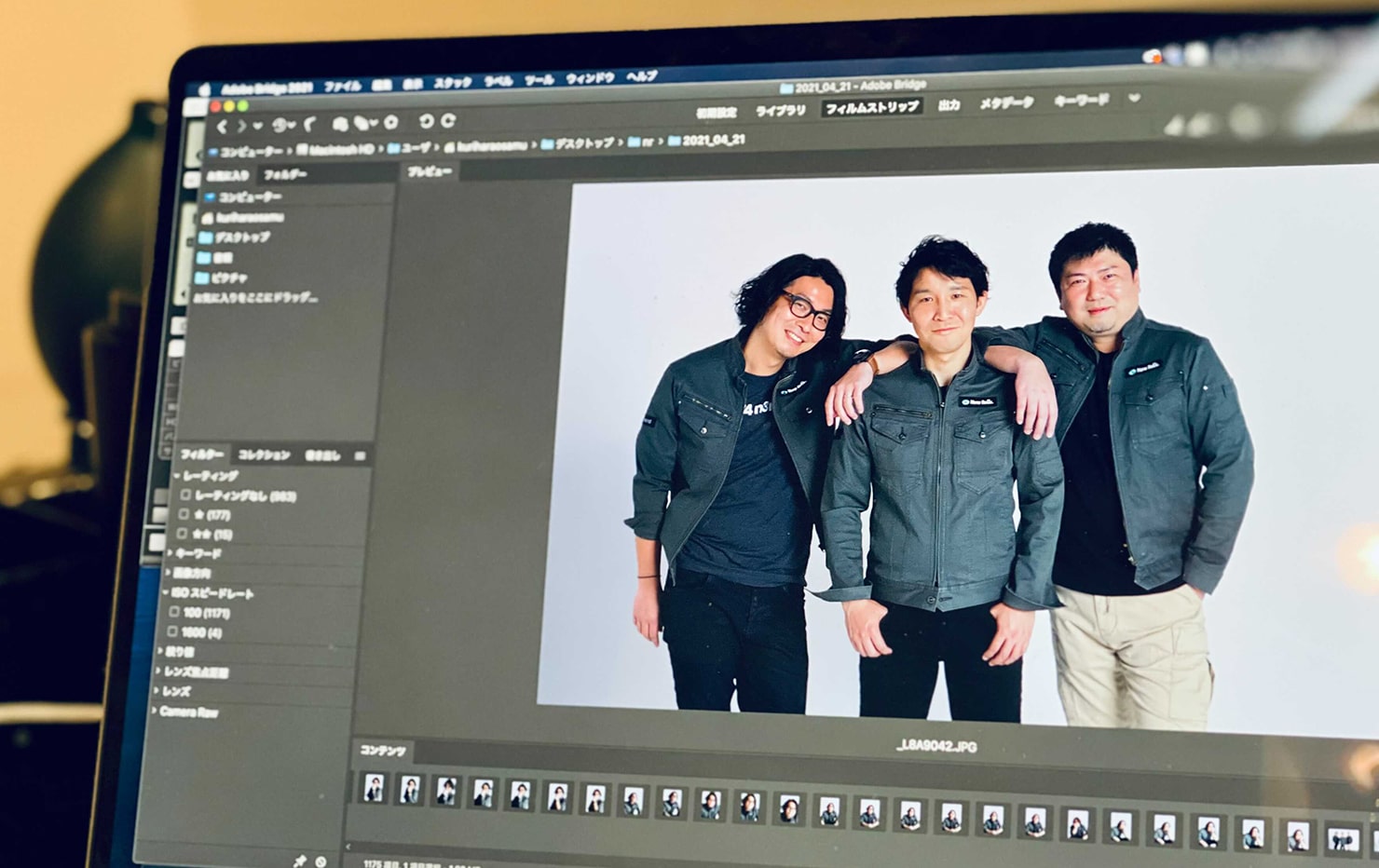 写真:撮影カットをノートPCでチェックしている様子