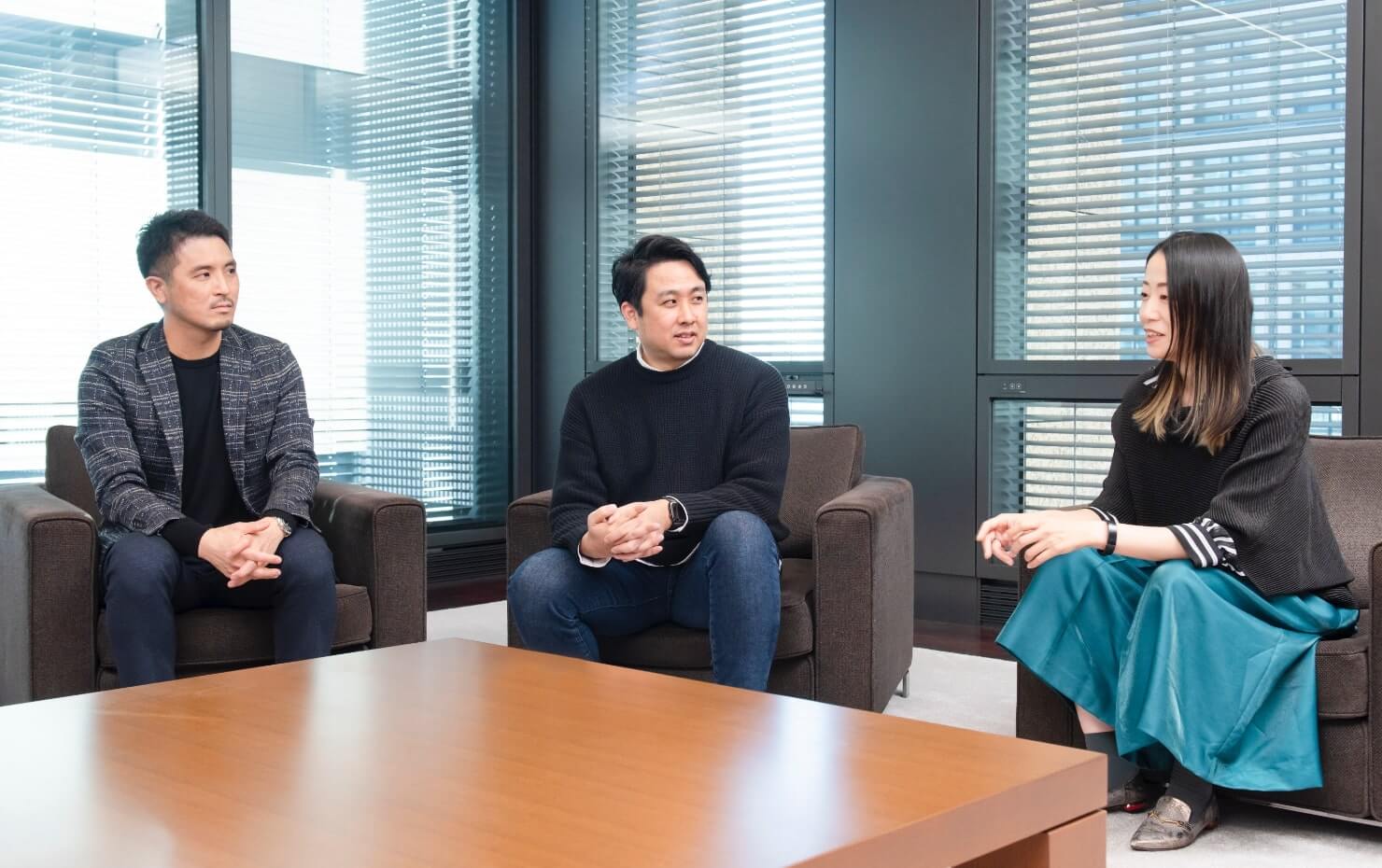 SMBCさまオフィスでのインタビュー中の写真。向かって左からコンセント大崎、SMBC金澤氏、コンセント石井の順番で座っている。