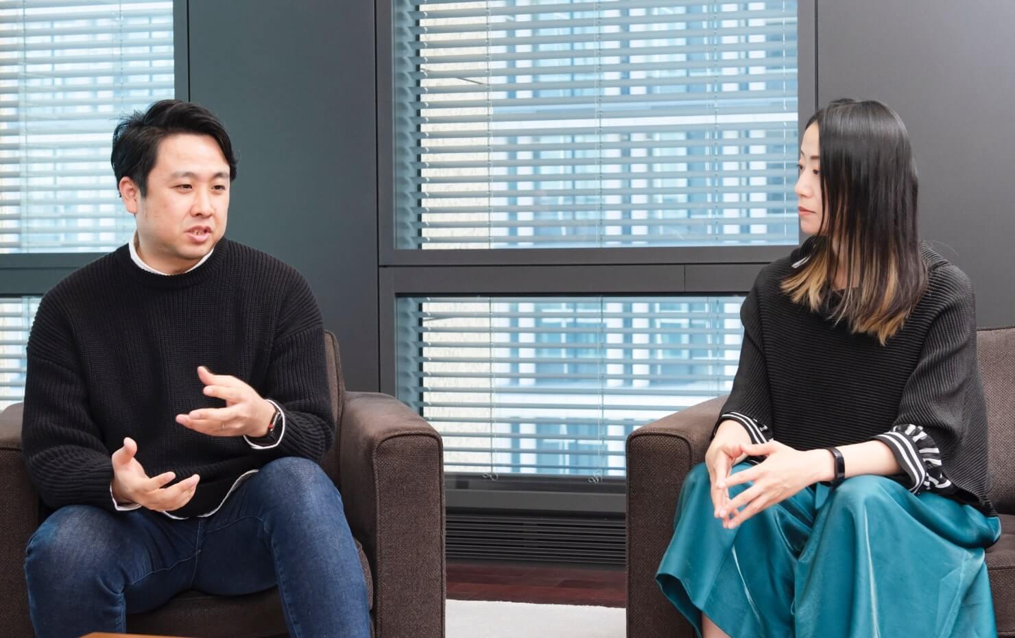 SMBCさまオフィスでのインタビュー中の写真。向かって左側にSMBC金澤氏、右側にコンセント石井が座っている。