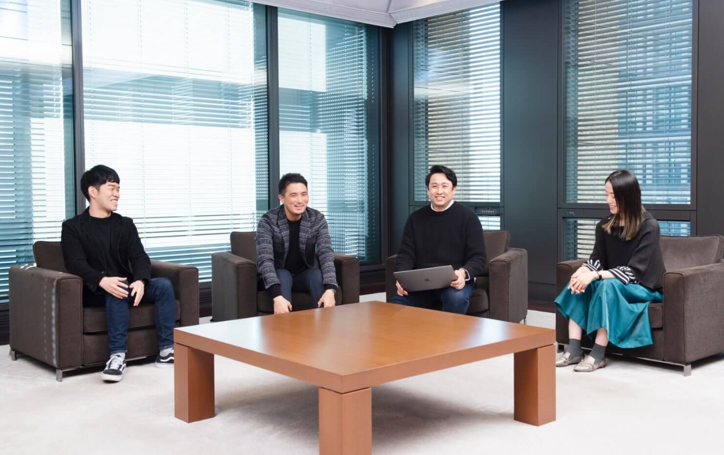 SMBCさまオフィスでのインタビュー中の写真。向かって左からSMBC米本氏、コンセント大崎、SMBC金澤氏、コンセント石井の順番で座っている。