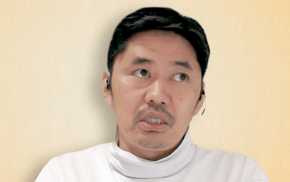 写真:対談中の長谷川の様子。