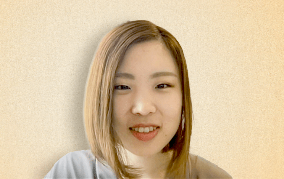 写真:対談中の冨田の様子。