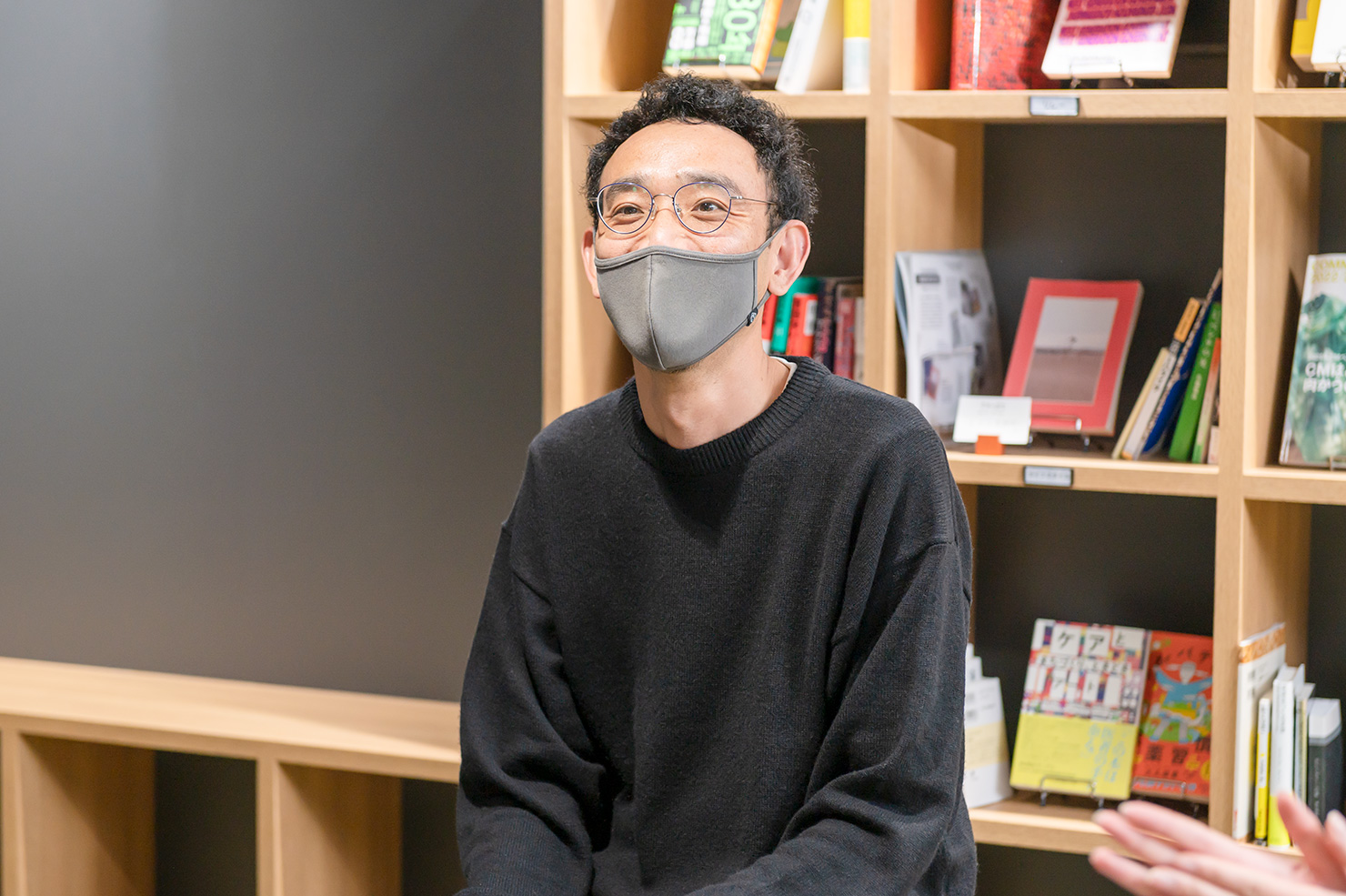 写真:対話中の小橋