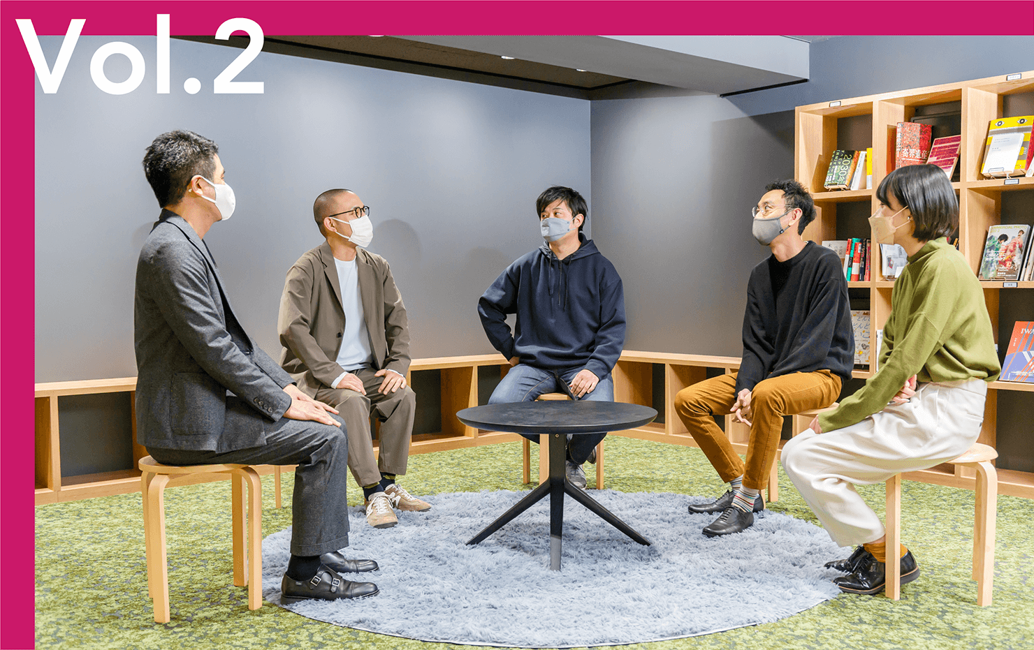 写真:メンバー5名が対話している様子