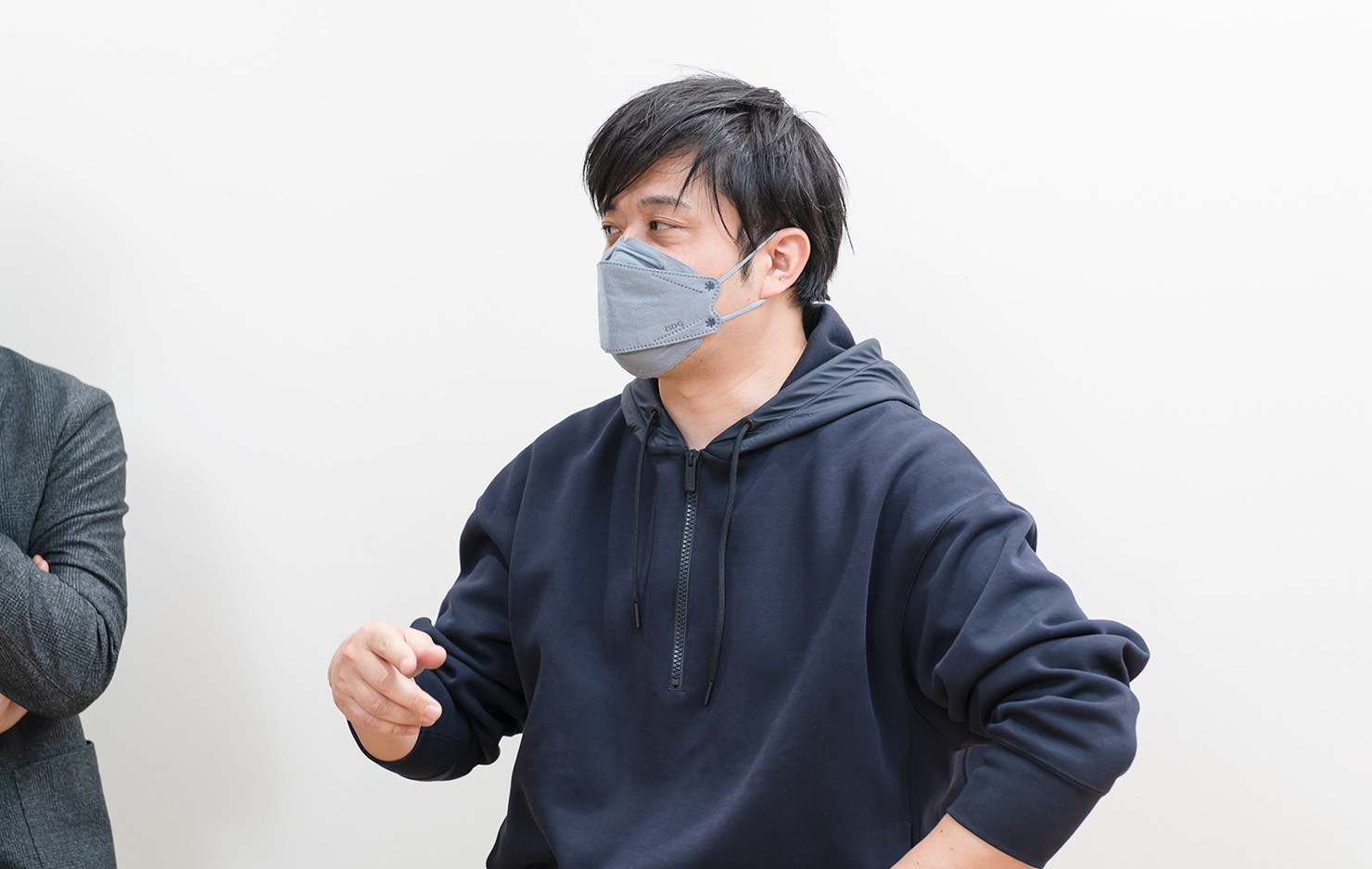写真:対話中の赤羽