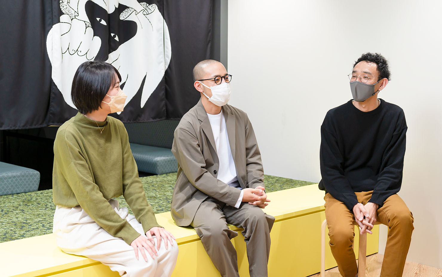 写真:対話中の成瀬、小山田、小橋
