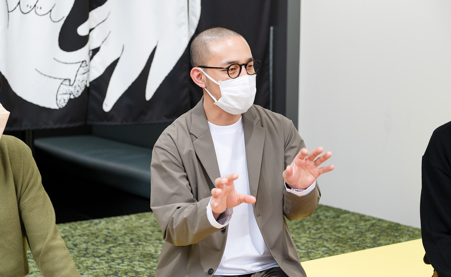 写真:対話中の小山田