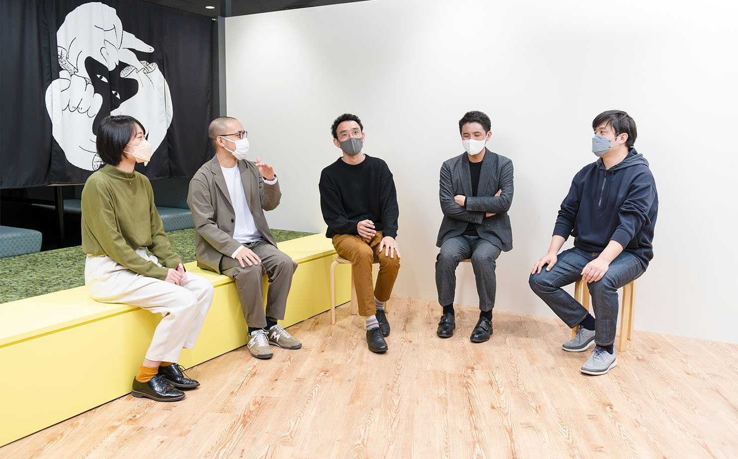 写真:対話中の参加メンバー5名