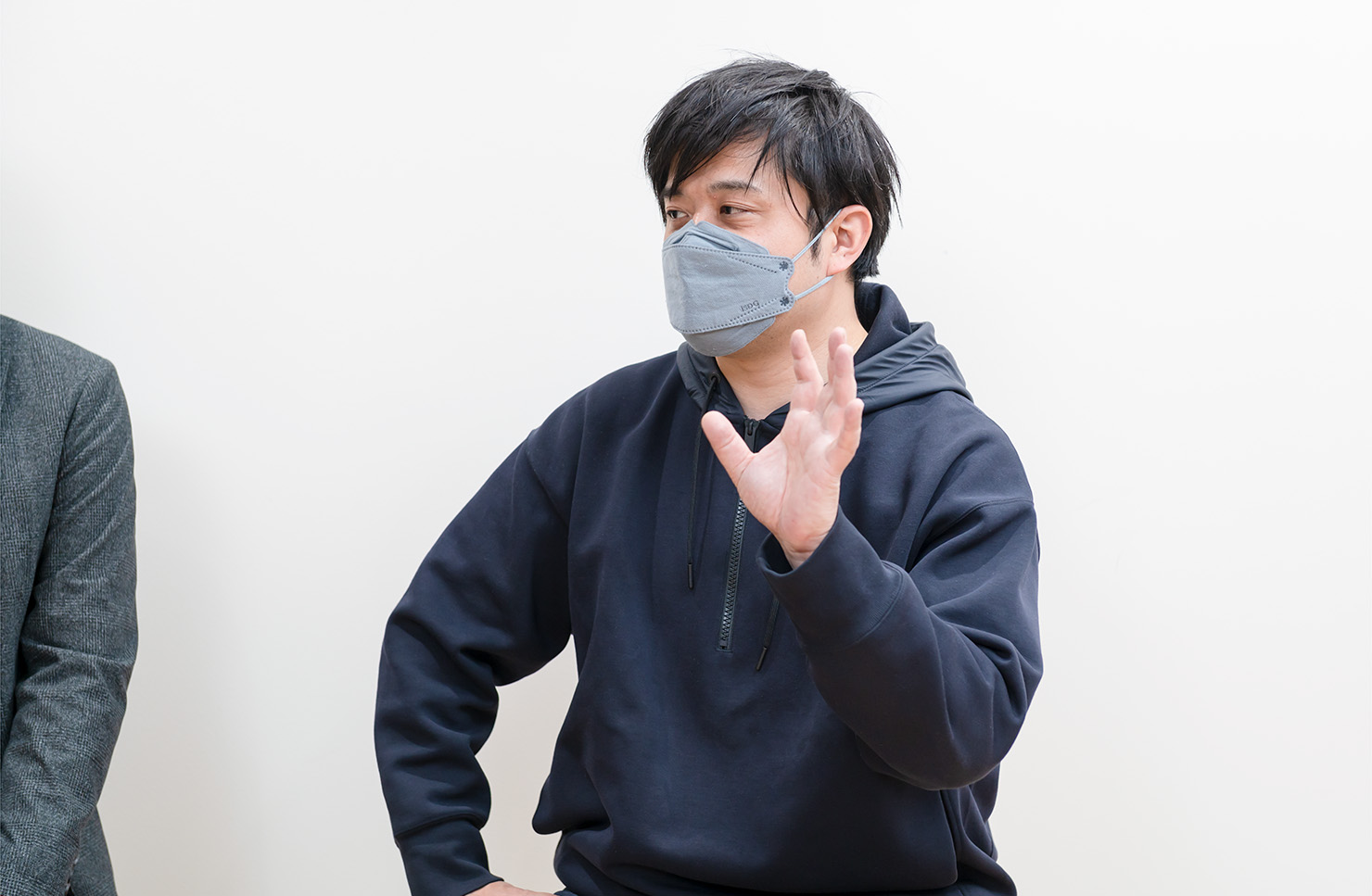 写真:対話中の赤羽