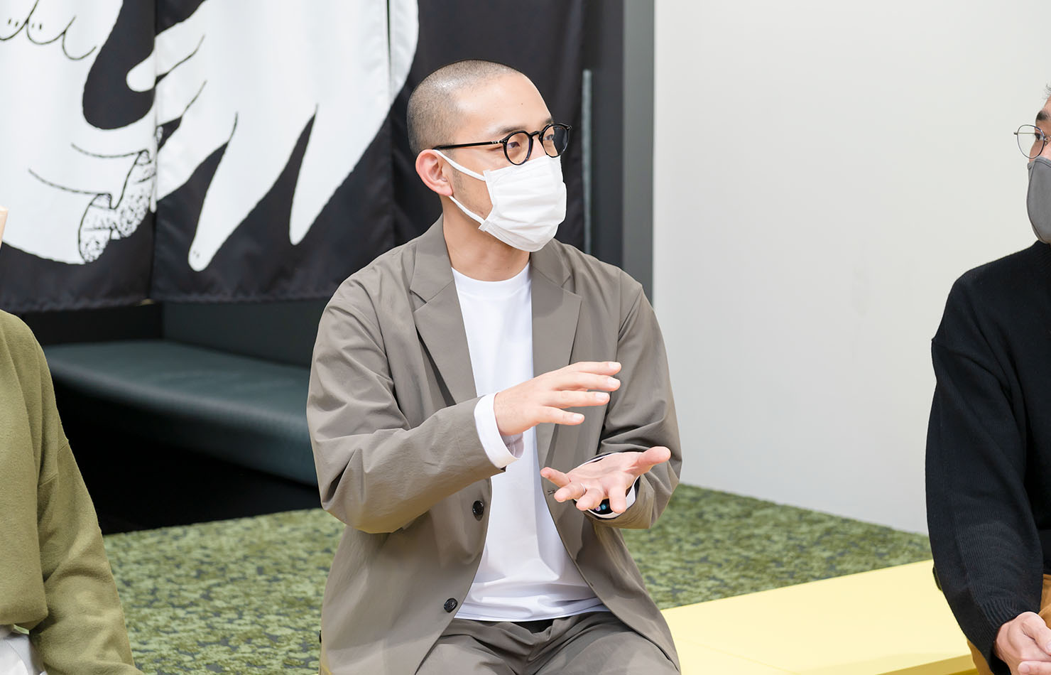 写真:対話中の小山田