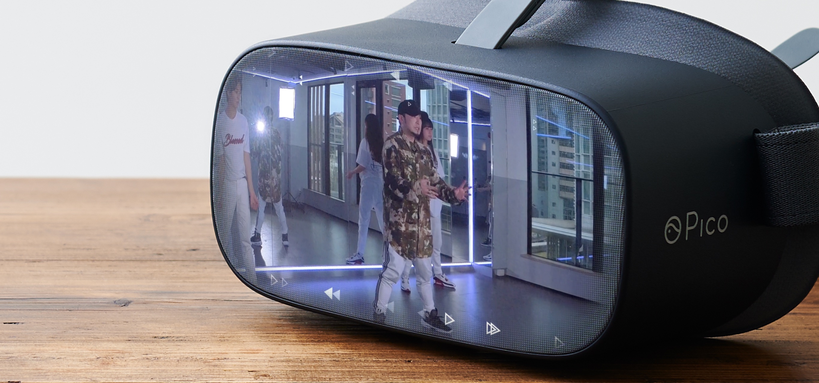 画像:制作したVR映像を活用しているeラーニングコンテンツを、VR機器に投影している様子。 今回制作した2クラスのうち、ダンスレッスンの1シーンが映し出されている。