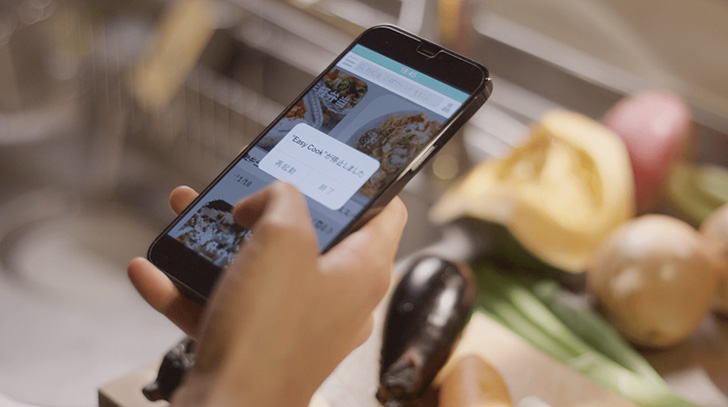 画像1：ブランディングムービーのキャプチャー。料理アプリのUI画面がうつされている。動作中に一時停止し不具合が起きている様子。