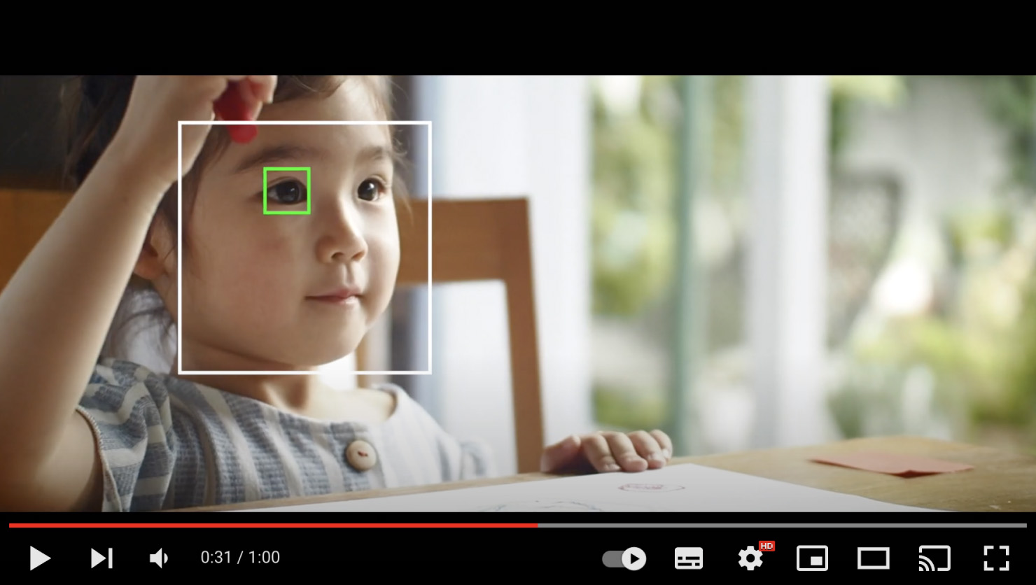 動画キャプチャ:プロモーションムービーの一部抜粋。子どもがお絵かきしている様子と、子どもの顔を認識してピントを合わせる機能の説明