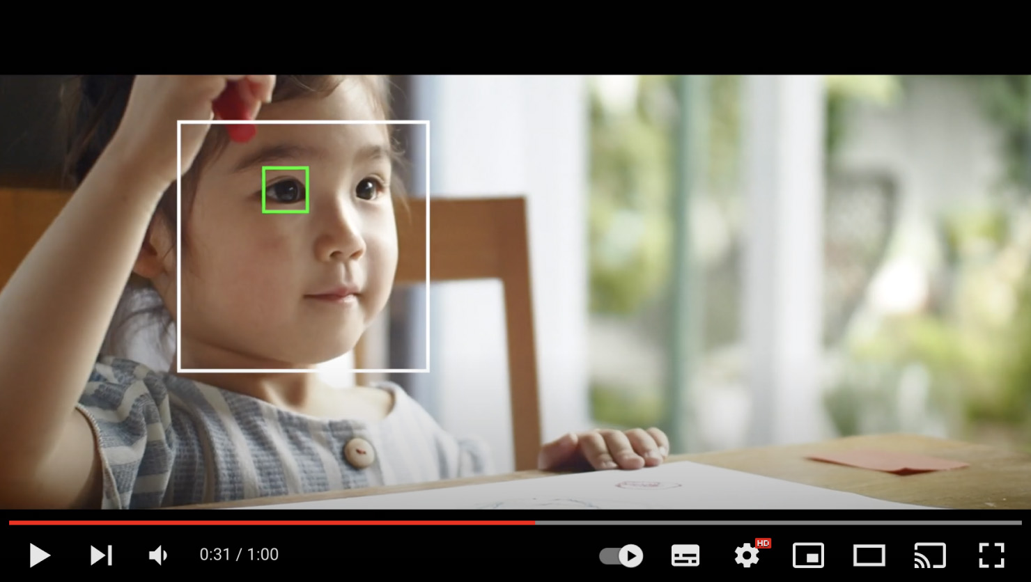 動画キャプチャ：プロモーションムービーの一部抜粋。子どもがお絵かきしている様子と、子どもの顔を認識してピントを合わせる機能の説明