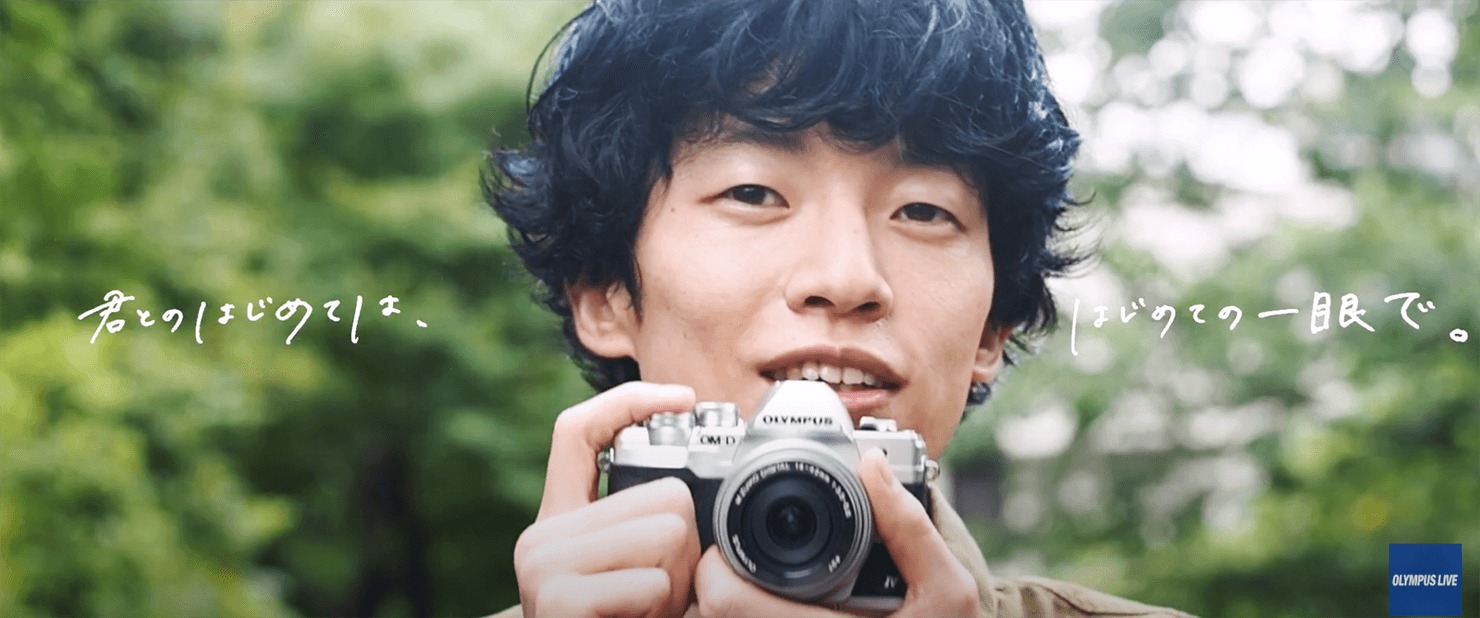 キャプチャ:OM-D E-M10 Mark IVのプロモーションムービーの一場面。パパがカメラを構えている様子