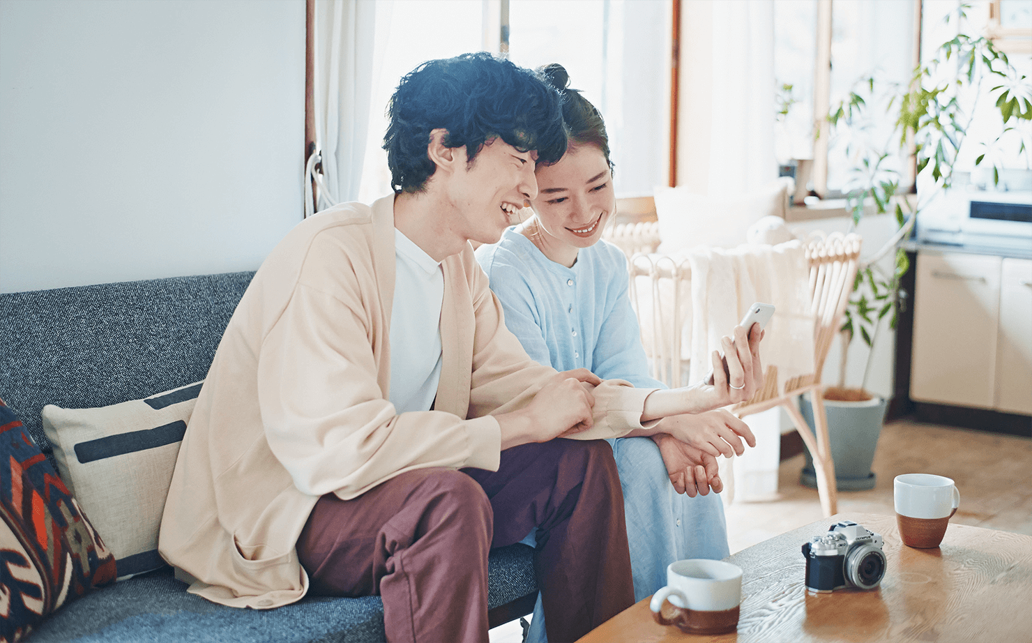 写真:パパとママが撮影した写真をスマートフォンで見ている様子