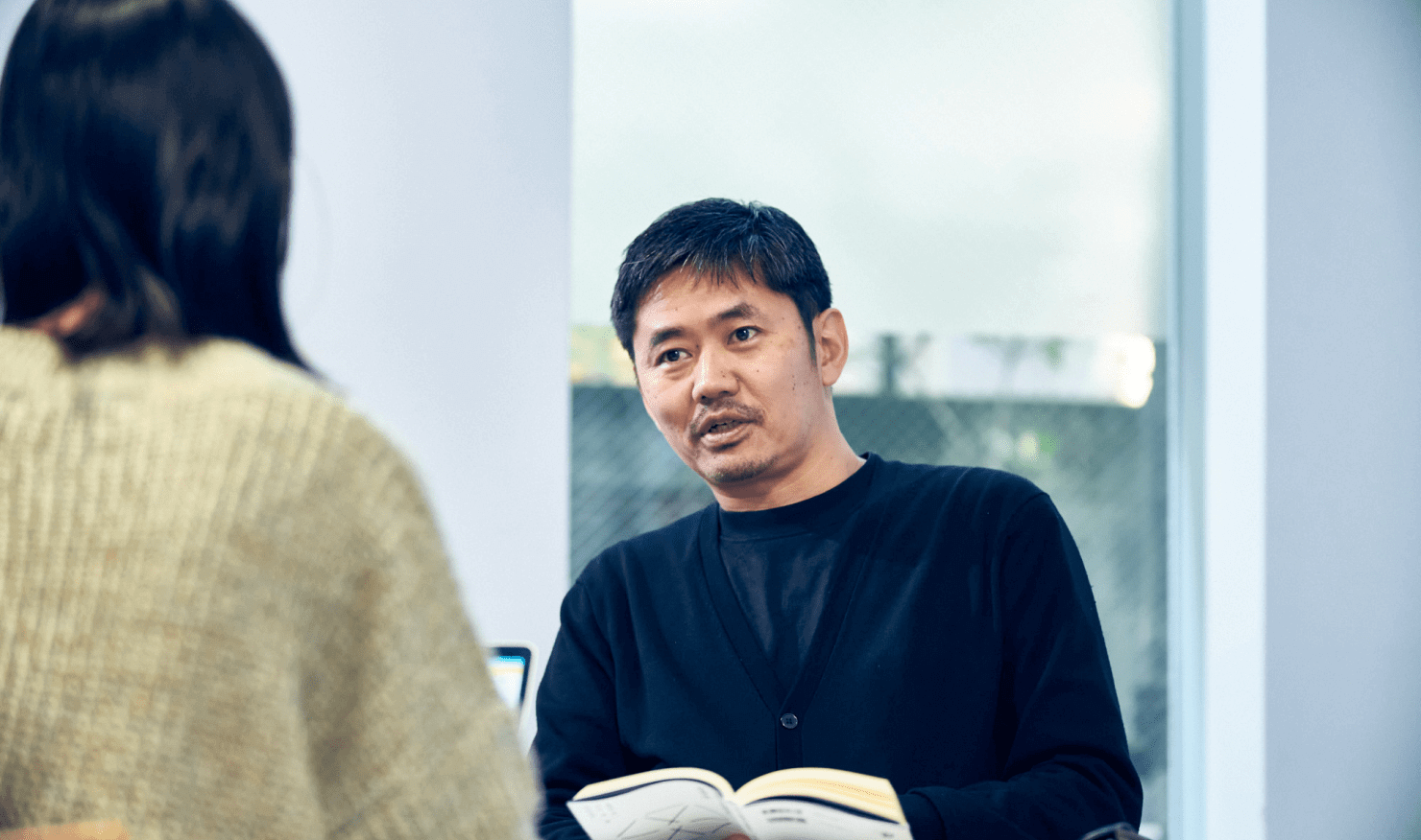 写真:長谷川が話している様子。