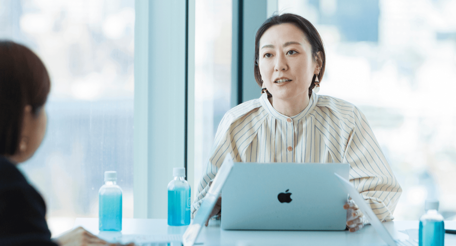 写真:本間有未が話している様子。