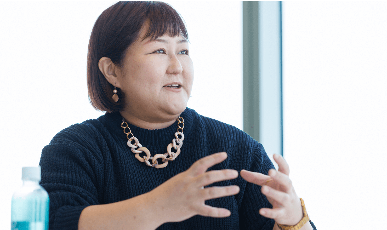 写真:安里美紀さんが話している様子。