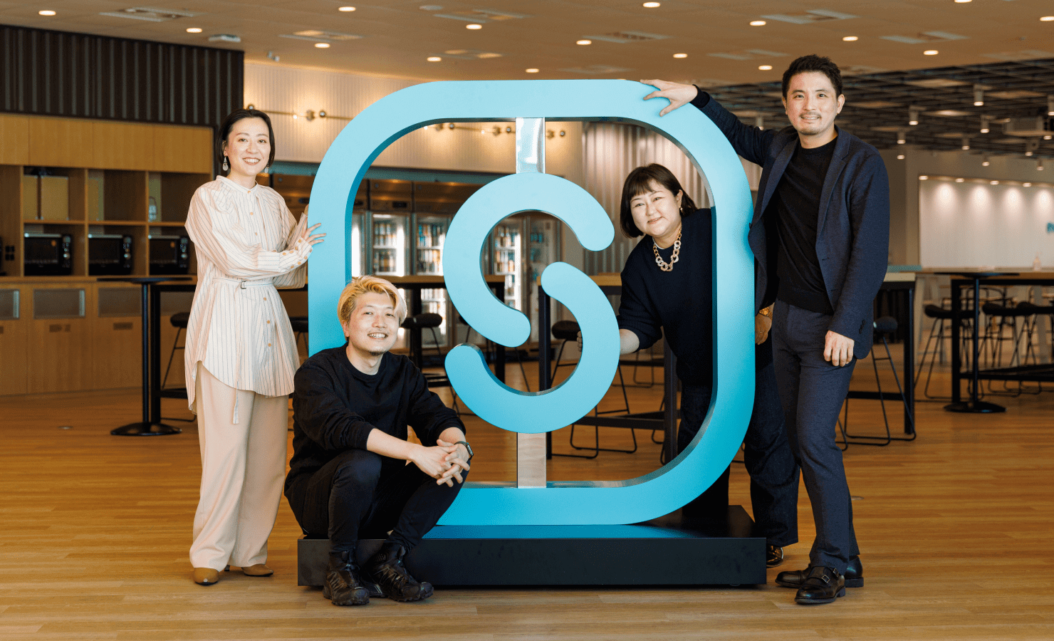 写真:SmartHRのロゴのオブジェと、座談会メンバー4名が一緒に写っている。