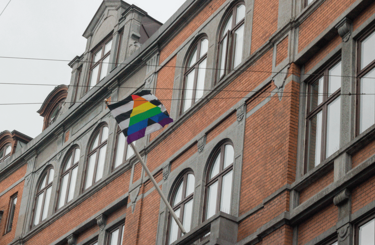 コペンハーゲンの街中で掲げられたアライフラッグ
