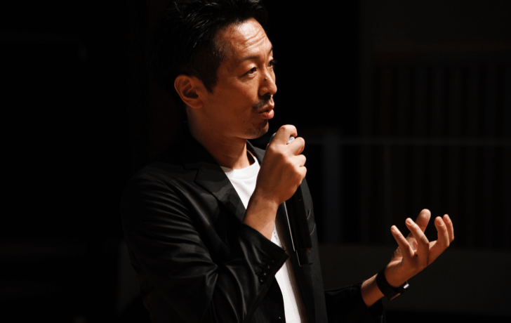 写真:登壇者が話している様子。